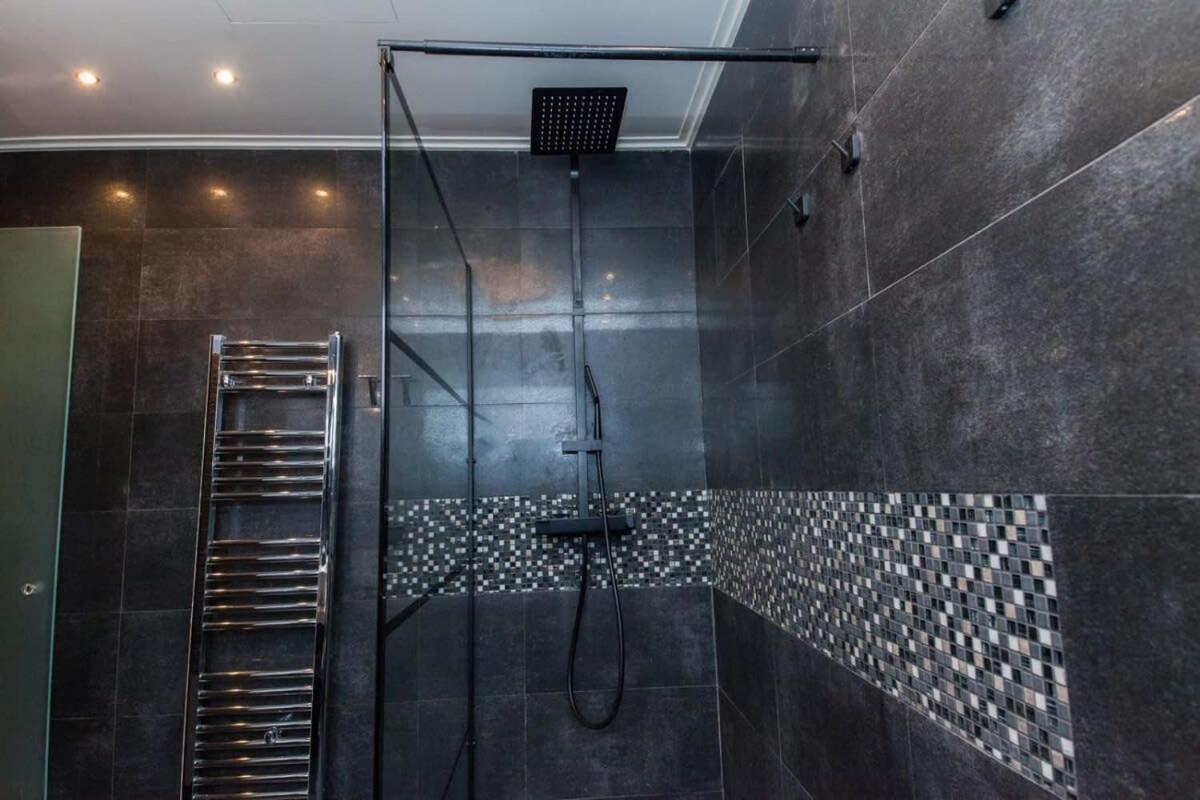 Riviera Retreat 3 Bedroom Luxury W Shared Pool Apartment Athens